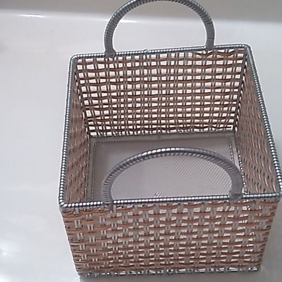 Three Elegance Ornaments and Storage Basket - Picture 9 of 12